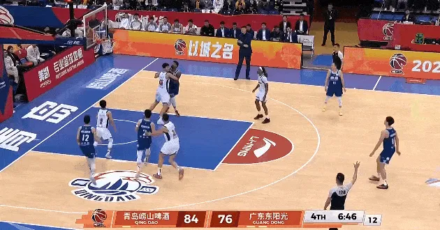 赏金女王模拟器-段昂君身后抢篮板撞到徐杰膝盖，徐杰小腿不适被换下场